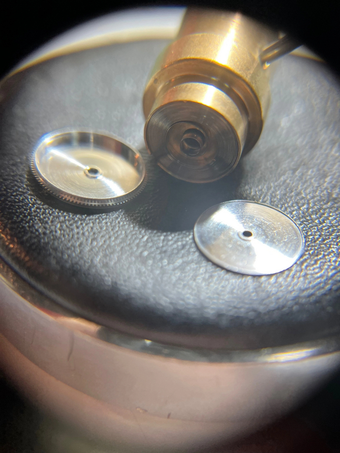 Последняя стадия после чистки пружины барабана, установка в корпус с применением спецустройства, позволяющего бесконтактно установить пружину