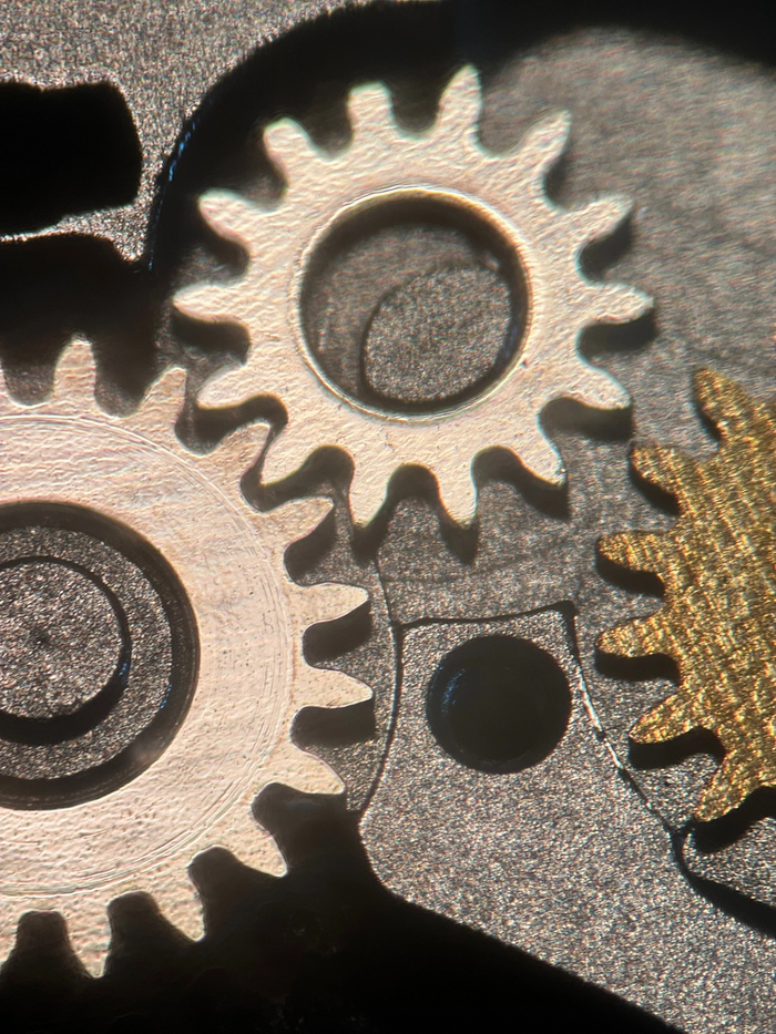 После очистки, детали сверкают, но от следов трения не избавиться. Благо они не мешают работе механизма