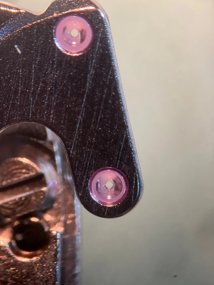 Тот же самый мост на просвет после чистки, так выглядят камни в часах. Как блюдца для хранения в них смазывающего материала. Изготовлены из искусственного рубина и служат для уменьшения трения - главного врага любого подвижного механизма