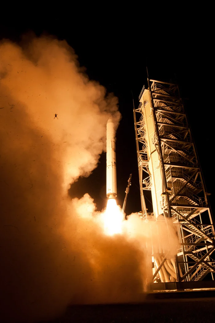 A frog captured during a rocket launch. NASA. 2013 - NASA, Frogs, The photo, Rocket