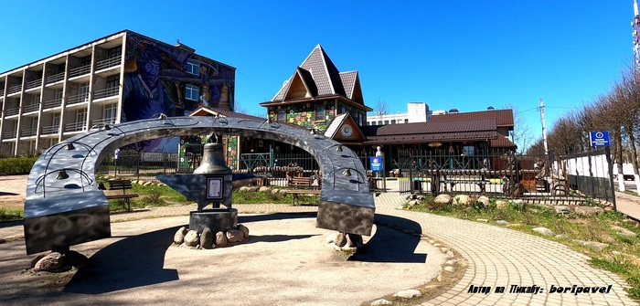 Жанровая скульптура Подкова и Колокол. Валдайская Подкова - самая большая подкова в России, включена в Книгу рекордов России. Валдай.