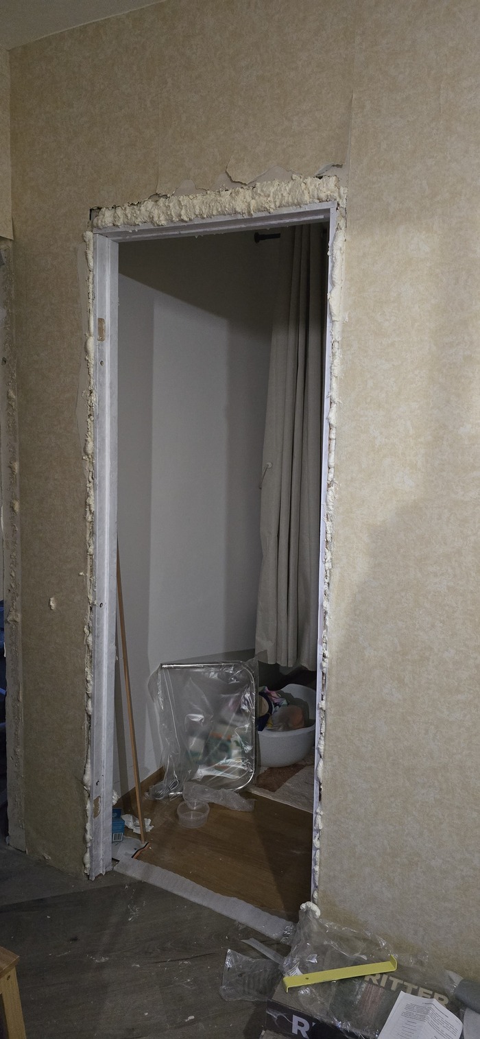 Заделаны щели вокруг коробки