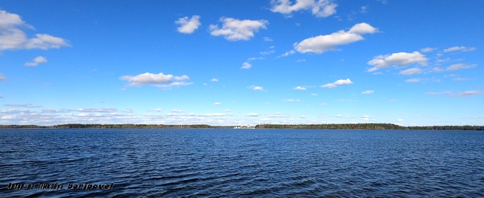 Вид на Иверский Валдайский монастырь с набережной города Валдая