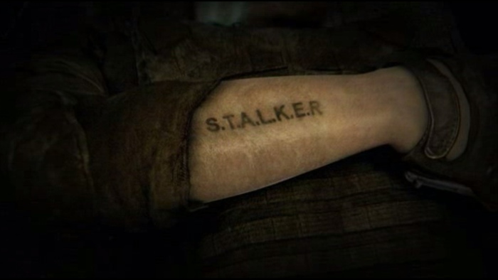 Журналист оттянул рукав правой руки, и Гупи увидел въевшиеся под кожу на запястье буквы «S.T.A.L.K.E.R.».