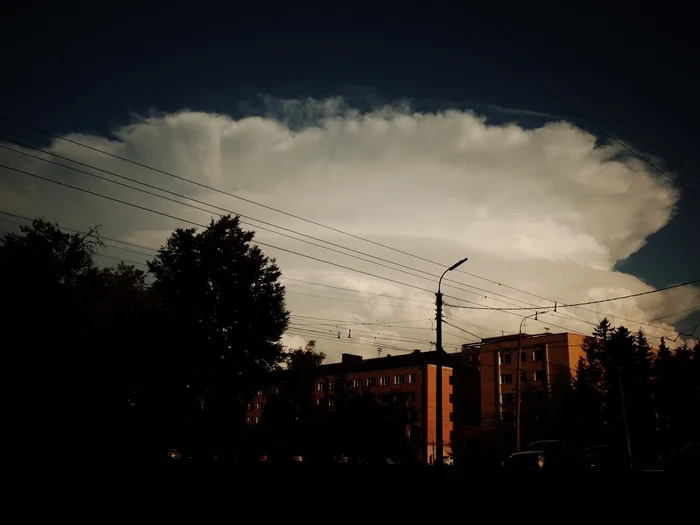 Round, big - My, Town, Eagle, The photo, Street photography, Evening, Clouds, Contrast, Nature, The street, Thunderstorm