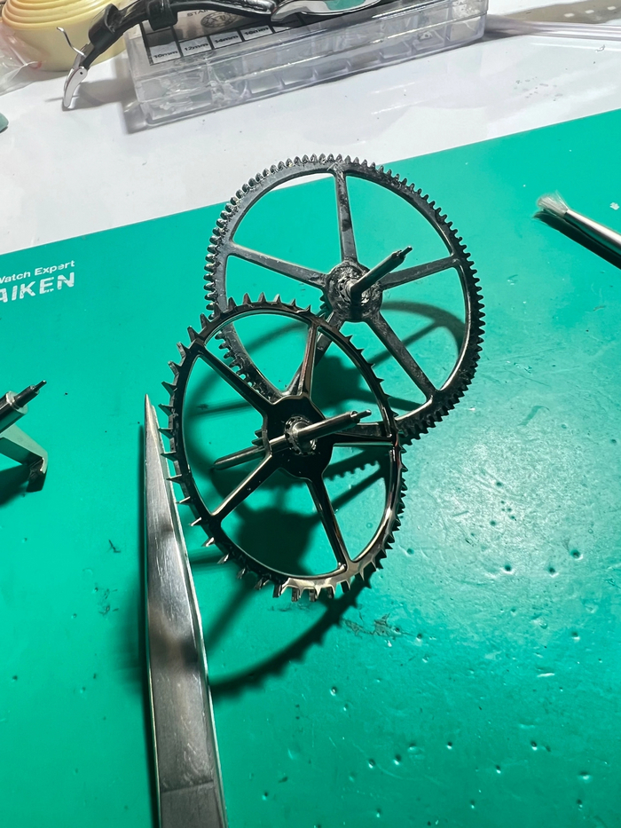 Анкерное колесо уже прошло первую грубую чистку, а соседнее колесо выглядит матовым