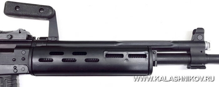 Пулемёт оснащается стальным цевьём – полимерные детали не выдерживают предельные режимы ведения огня