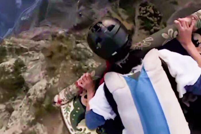 Экстремал прыгнул на ковре-самолёте с высоты 2400 метров