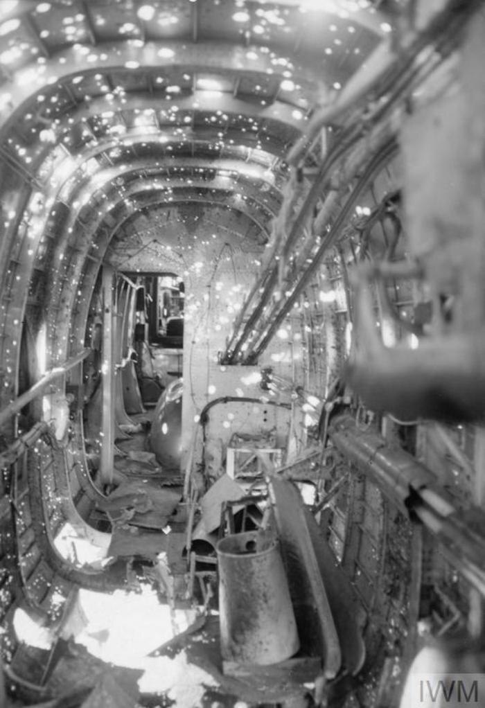 Фотография внутри фюзеляжа тяжёлого бомбардировщика Handley Page Halifax после боевого вылета, Англия, 1942 год.