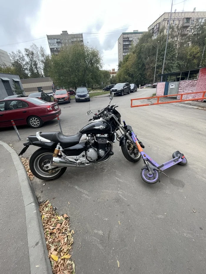 I have never seen such a scooter parking - Kick scooter, Moto