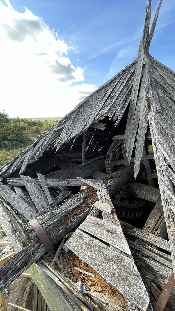 Когда-то здесь были лопасти, которые вращали вал (на переднем плане) с огромной шестернёй