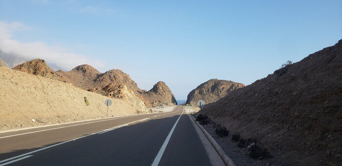 Шоссе проходит среди россыпи огромных скальных пород