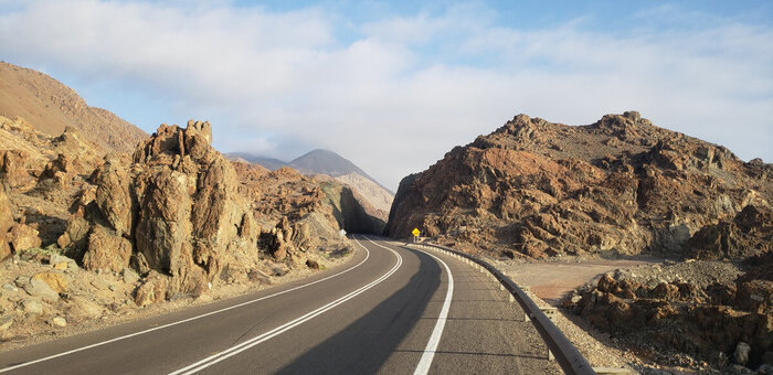 А дорога то поднимается то снова спускается