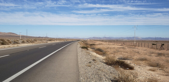 Дорога постоянно огорожена забором на всем протяжении пути
