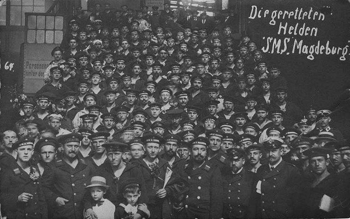 Команда лёгкого крейсера SMS Magdeburg. Его командир, корветтен-капитан Рихард Хабенихт — второй справа в первом ряду