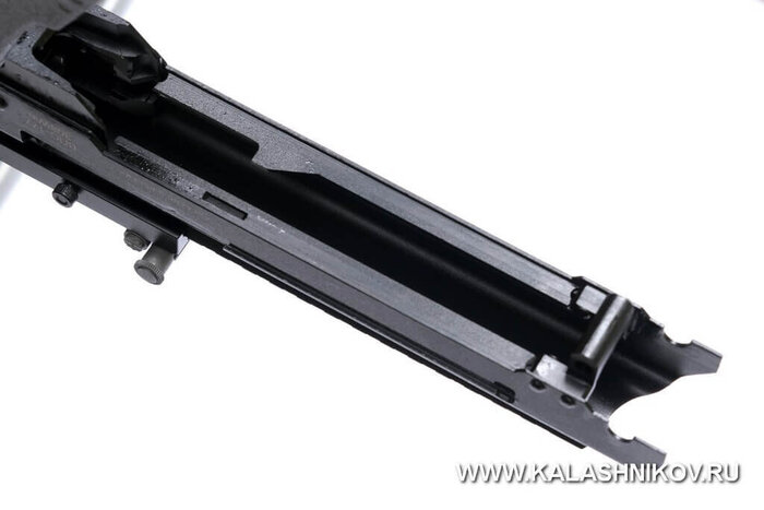 Направляющие затворной рамы у ВПО-177 выполнены на ствольной коробке. На правой предусмотрен вырез для автоспуска, а левый имеет прилив-отражатель. Фото Михаила Дегтярёва