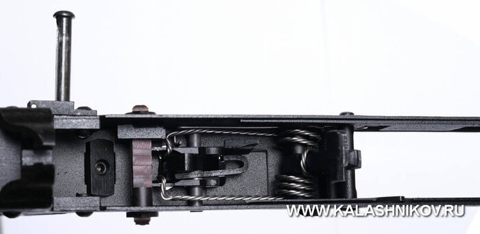 Вид сверху на спусковую коробку ВПО-177. Хорошо виден УСМ (курок спущен, предохранитель, предохранитель включён) и усилители стенок коробки, приваренные точечной сваркой к её внутренним стенкам. Фото Михаила Дегтярёва