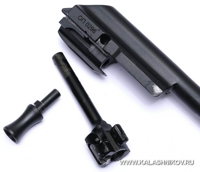 Для обеспечения возможности разборки/сборки ВПО-177 рукоятка затворной рамы выполнена отделяемой. К её форме никаких вопросов – очень удобна. Фото Михаила Дегтярёва