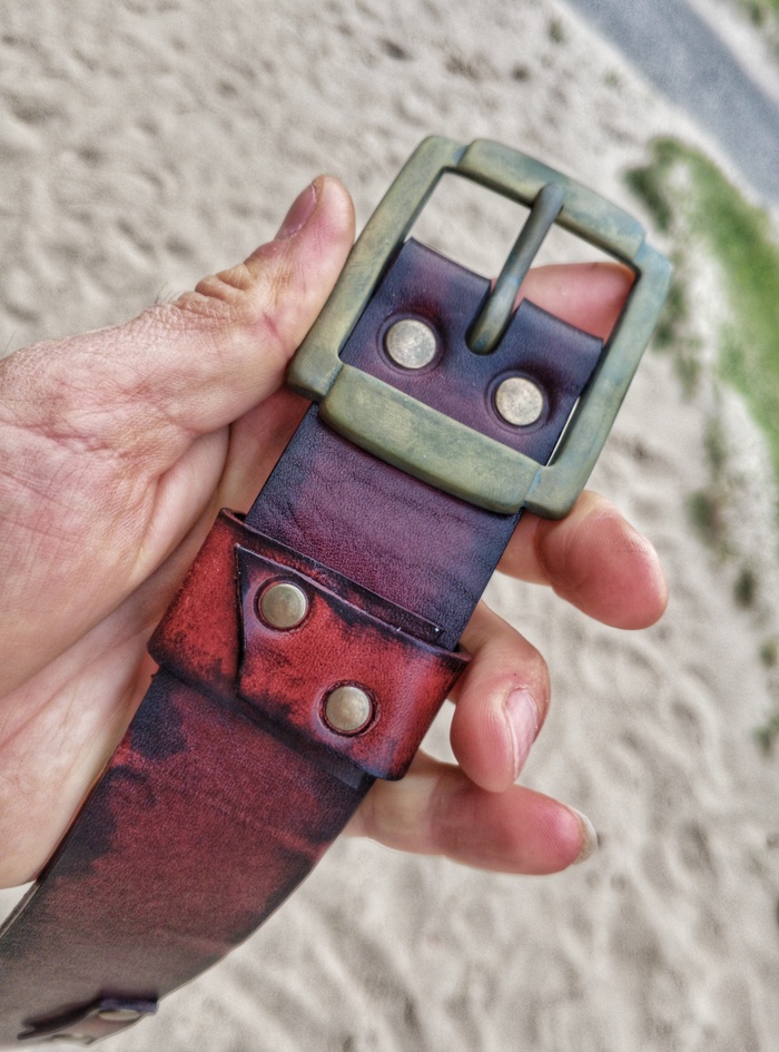 Пряжка латунная. Снят лак наждачной бумагой и запатинирован в парах аммиака примерно двое суток.