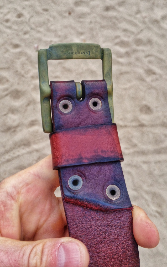 Тренчик из более тонкой кожи и чуток светлее.