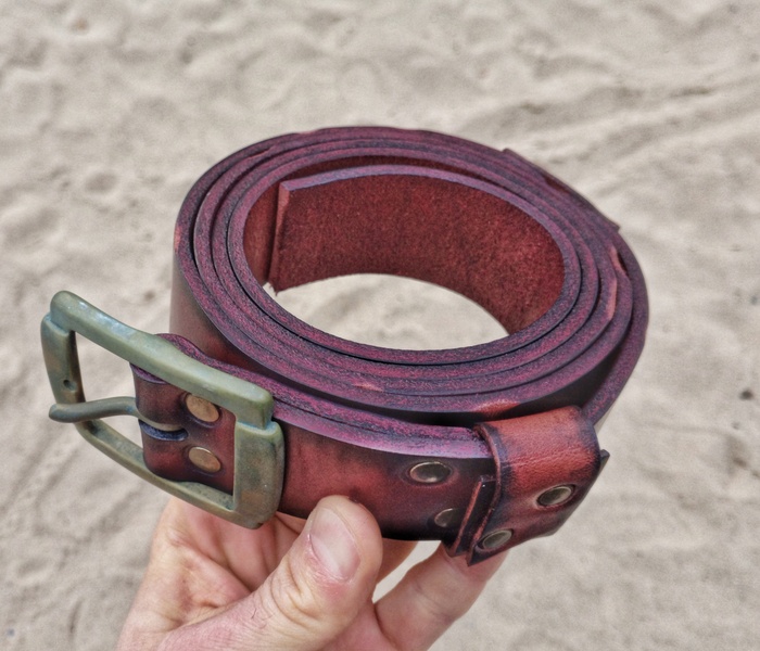 На скрутке видны места декоративных потертостей поперёк ремня. Торцы закрыты и окрашены в малиновый цвет(иной краски подобного тона не имеется), и обильно затонированы чёрным.