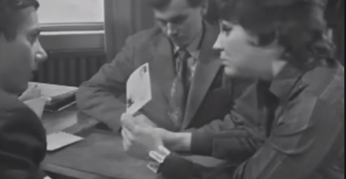 Младший брат не отрывает взгляд от Зины.