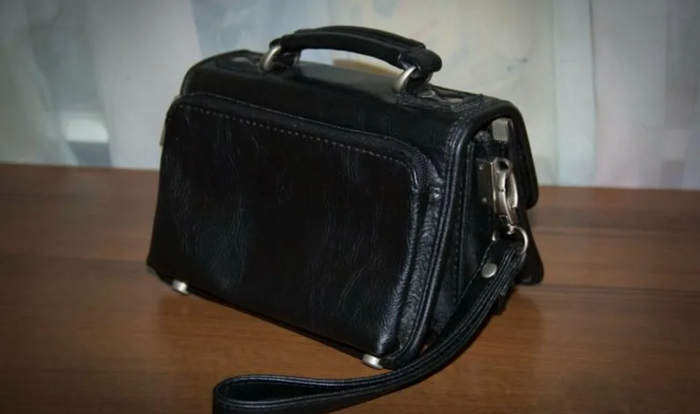 Мужик потерял барсетку с деньгами. Её нашли и сдали в полицию. Но полиция деньги не вернула. Почему?