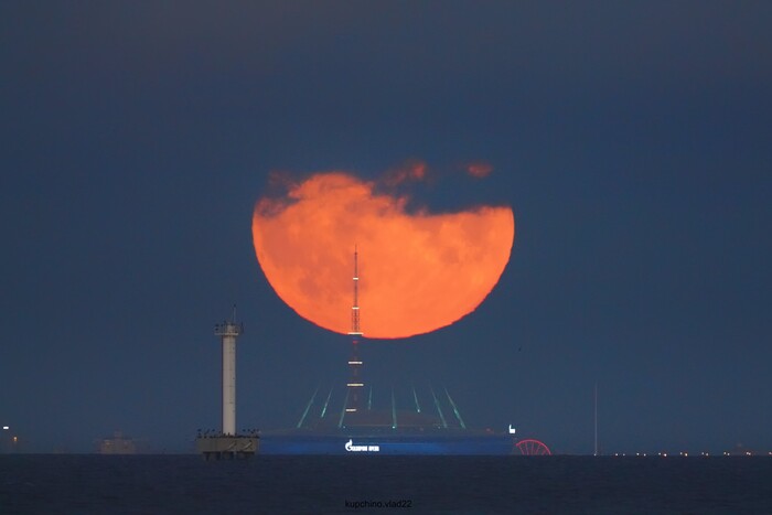 "Такая разная Луна" 2022 год. Просматривая фотографии архива на конкурс, увидел это фото и решил его немного обновить. Дамба - Газпром Арена - 30 км
