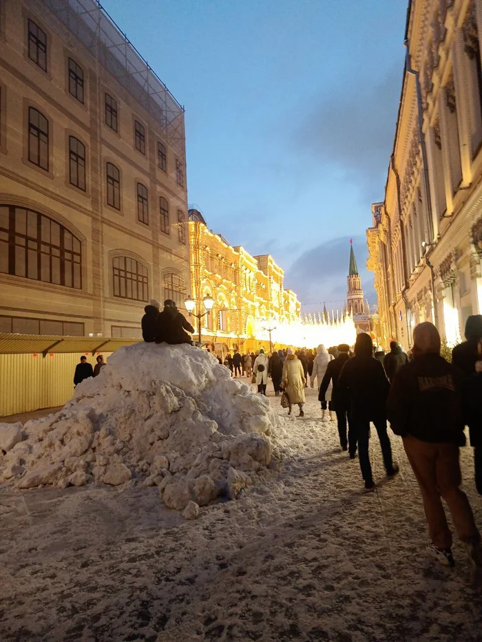 Хорошо сидеть на сугробе и смотреть на Кремль - Моё, Telegram (ссылка), Кремль, Москва, Мобильная фотография, Зима