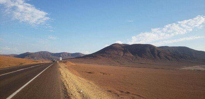 Atacama Desert. I spent the night in front of the cafe parking lot. - My, Bike trip, Solo travel, Travels, A bike, South America, Chile, The mountains, Andes, Bike ride, Cyclist, Mountain tourism, The rocks, Atacama Desert, Desert, Camping, Hike, Road, Minerals, Longpost