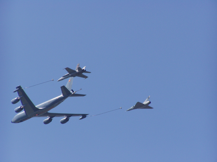 Фото этого же самолёта в процессе дозаправки двух истребителей французских ВВС.