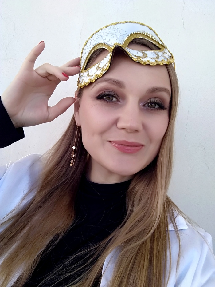 Примерила маску как шляпку, тоже отлично смотрится!