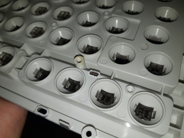 Я сделялъ. Потом это отверстие залил термоклеем, чтобы через него уже ничего внутрь клавы не попало