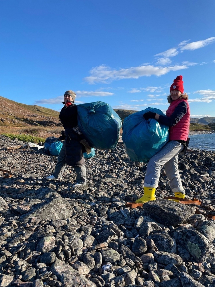 Челябинская волонтерка очищает берега Баренцева моря от пластика