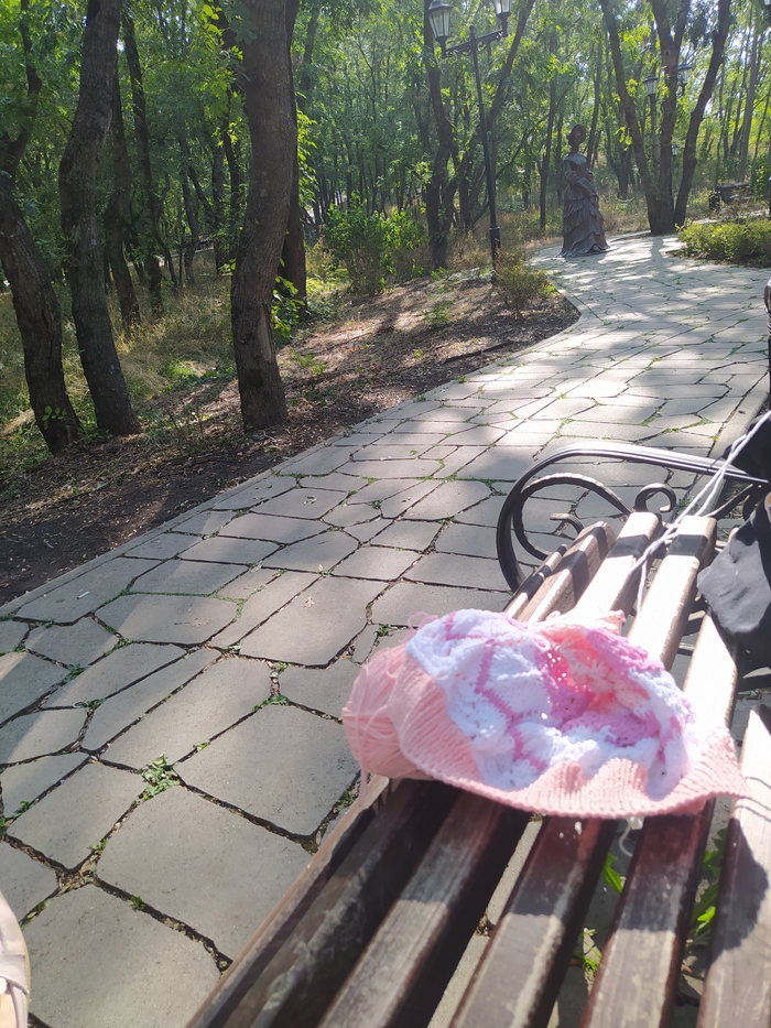 Еммануелевский парк, вяжу на лавочке у скульптуры Княжны Мери