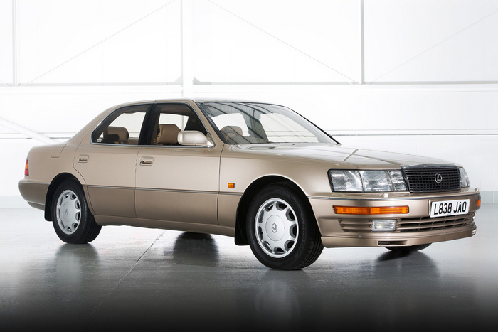 Осенью 1992 года дебютировал обновленный LS 400. В конструкцию внесли более полсотни изменений, согласно пожеланиям клиентов. Тормозная система эффективнее, доработаны подвеска и рулевой механизм. В таком виде седан выпускался до сентября 1994 года.