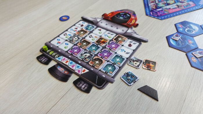 три ресурса разного цвета подряд = 6 дополнительных монет в конце игры