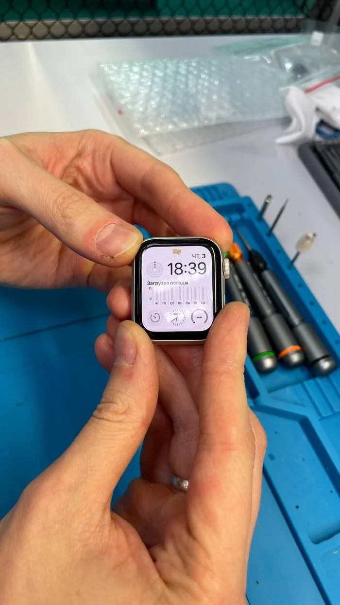 We cut glass on smart watches. Replacing the display glass on the Apple Watch SE 40 mm 2023 - My, Ремонт телефона, Repair of equipment, Apple Watch, Saint Petersburg, Service center, Video, Soundless, Vertical video, Longpost