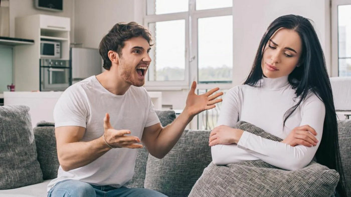 Девушка потребовала разделить квартиру после развода и узнала что должна по расписке свекру