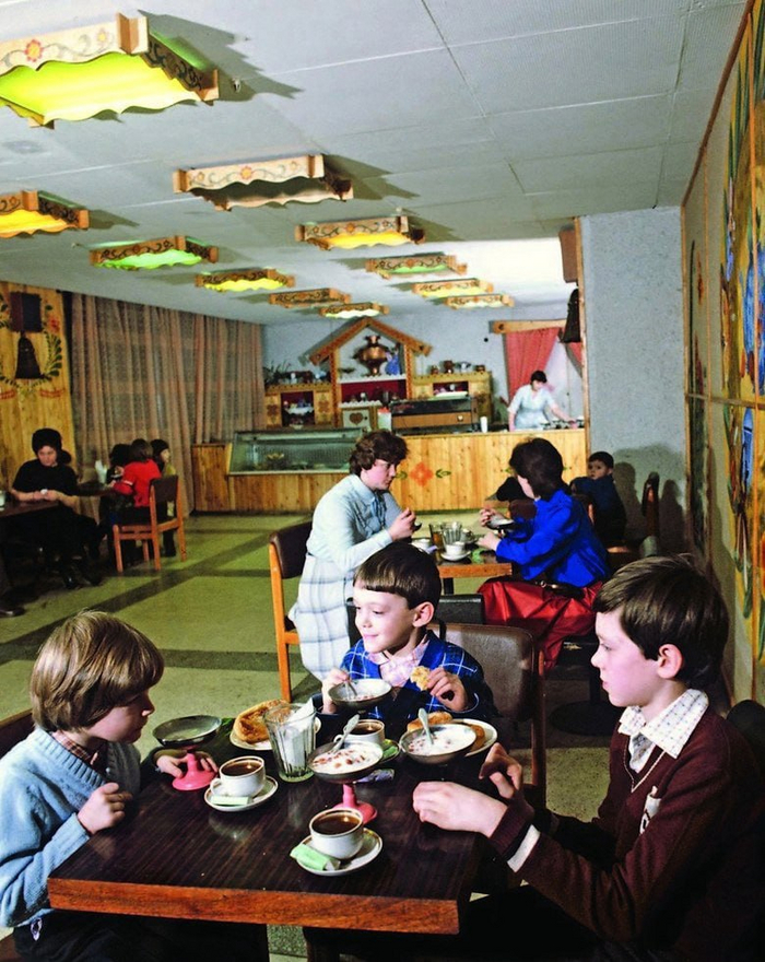 Дети в кафе «Мороженое», 1986 год