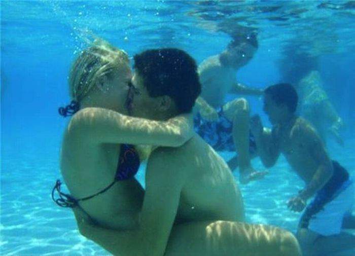 Get it done in 60 seconds - Humor, Images, The photo, Guys, Girls, Suddenly, Kiss, Under the water, Swimsuit, Boobs, Sweet couple