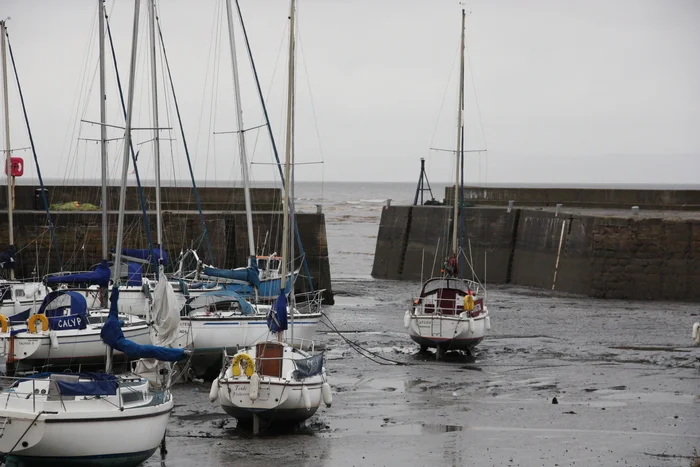 Sailing yachts look sadly at the sea that has abandoned them at low tide. Musselburgh, Scotland - The photo, Scotland, Sea, Yacht