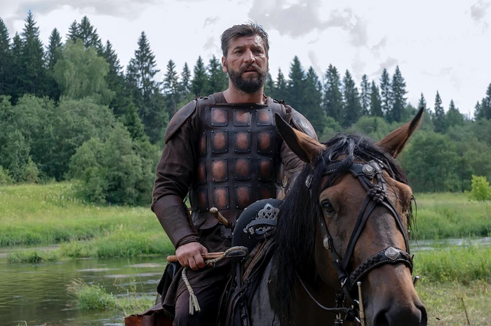 Вспомнились доспехи нильфгаардцев из экарнизации Ведьмака от Netflix