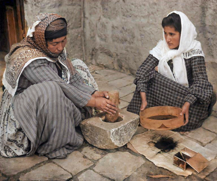 Подборка фотографий из прошлого, которые заставляют удивиться. 20 раскрашенных фотографий из XIX-ХХ века. Часть XI Историческое фото, Старое фото, Фотография, Колоризация, 19 век, 20 век, Длиннопост Подборка фотографий из прошлого, которые заставляют удивиться. 20 раскрашенных фотографий из XIX-ХХ века. Часть XI Историческое фото, Старое фото, Фотография, Колоризация, 19 век, 20 век, Длиннопост