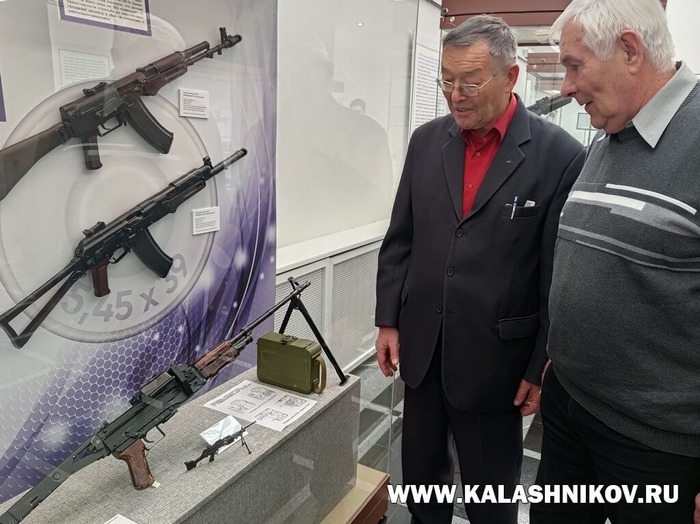 На выставку я заглянул вместе с Михаилом Драгуновым и Владимиром Ярыгиным. Внизу пулемёт ПУ-2 с комбинированным питанием, над которым Михаил Евгеньевич работал вместе с Виктором Михайловичем Калашниковым. Фото Михаила Дегтярёва
