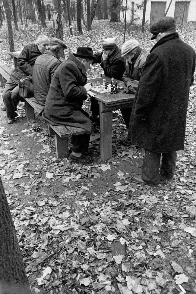 Шахматисты в Парке Горького. Игорь Стомахин, 21 октября 1987 года, г. Москва, ул. Крымский вал, д. 9 - Фотография, Черно-белое фото, СССР, Шахматисты, Пленка, 1987, Москва