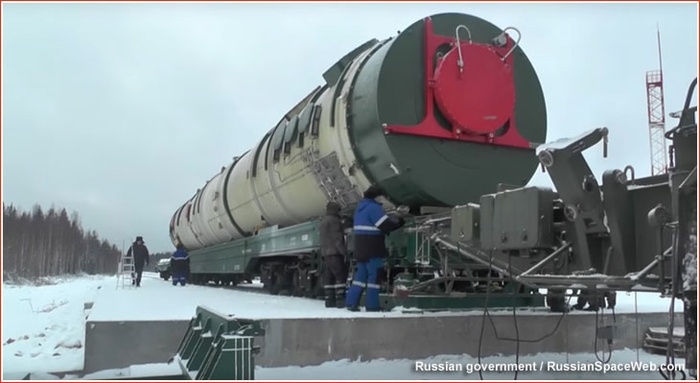 Контейнер с ракетой "Сармат" или ее прототипом прибывает на место запуска по железной дороге.