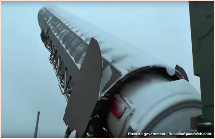 Контейнер с ракетой устанавливается в вертикальное положение перед опусканием в пусковую шахту.