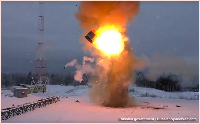 Твердотопливный ускоритель отделяется от хвостовой части ракеты сразу после того, как учебная ракета покидает шахту.