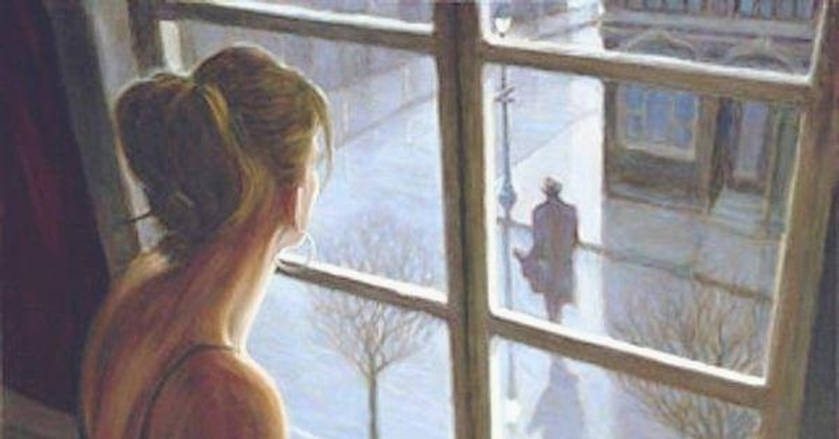 Из окна она смотрит на меня. Женский силуэт в окне. Девушка у окна со спины. Сидит на подоконнике. Из окна она смотрит на меня.